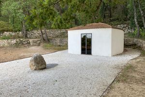 [Lee Ufan][0], _House of Air_ (2014). Château La Coste, Provence, France. Photo: Georges Armaos.

[0]: https://ocula.com/artists/lee-ufan/
